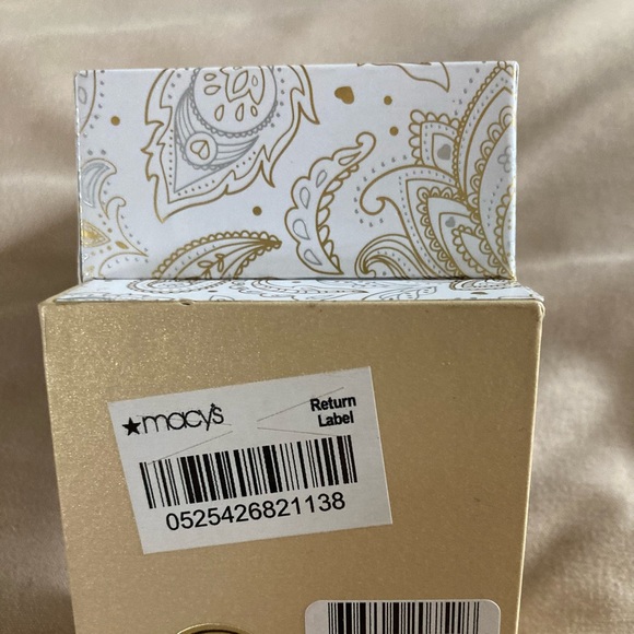 NEW!!Cubic zirconia Stayement ring/size 8 Macy’s with box - Picture 7 of 7